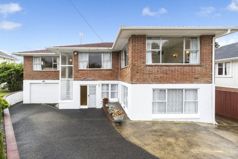 Photo of property in 8 Fowey Avenue, Te Atatu South, Auckland, 0610