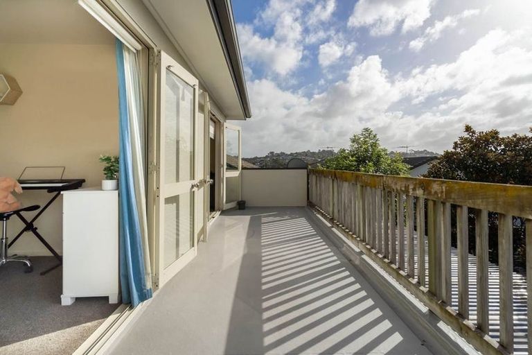 Photo of property in 2/51 Fields Parade, Oteha, Auckland, 0632