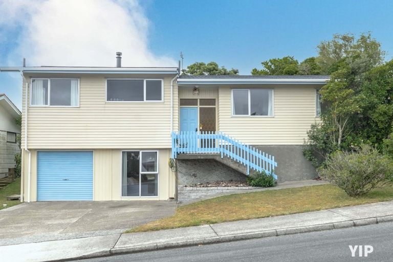 Photo of property in 18 Colchester Crescent, Newlands, Wellington, 6037