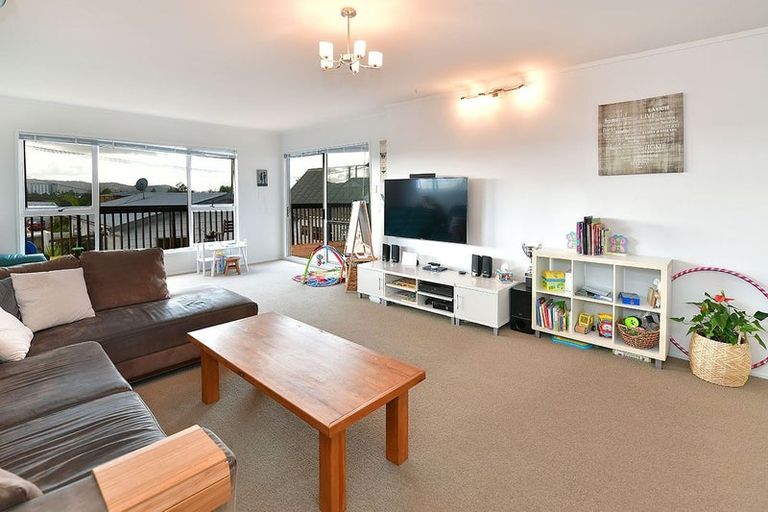 Photo of property in 43 Pohutukawa Avenue, Red Beach, 0932