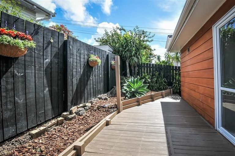 Photo of property in 1/20 Hogans Road, Glenfield, Auckland, 0629