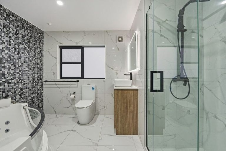 Photo of property in 7d Babich Road, Henderson Valley, Auckland, 0614