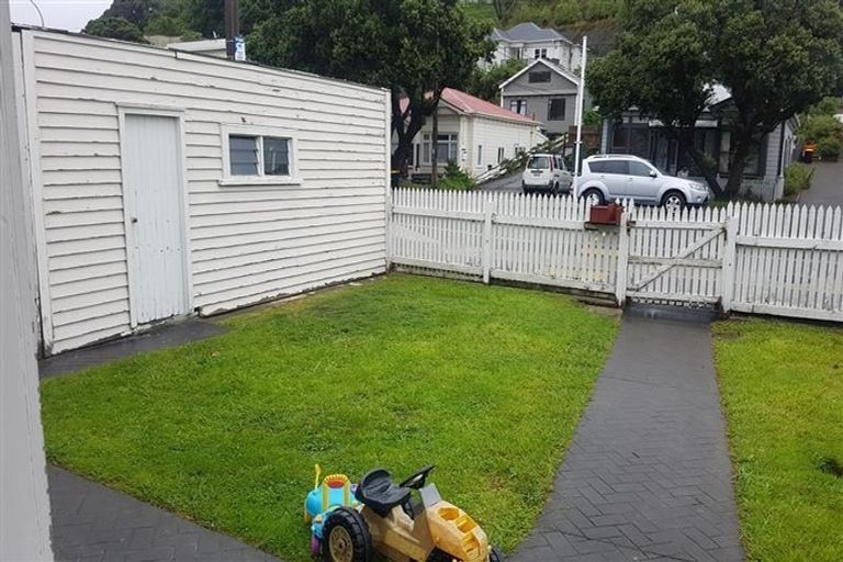 Photo of property in 103 The Parade, Island Bay, Wellington, 6023