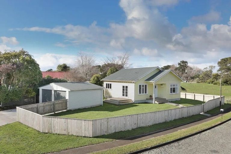 Photo of property in 1 Frood Street, Bulls, 4818
