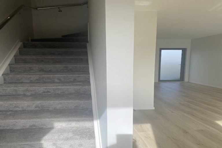 Photo of property in 1/35 Renata Crescent, Te Atatu Peninsula, Auckland, 0610