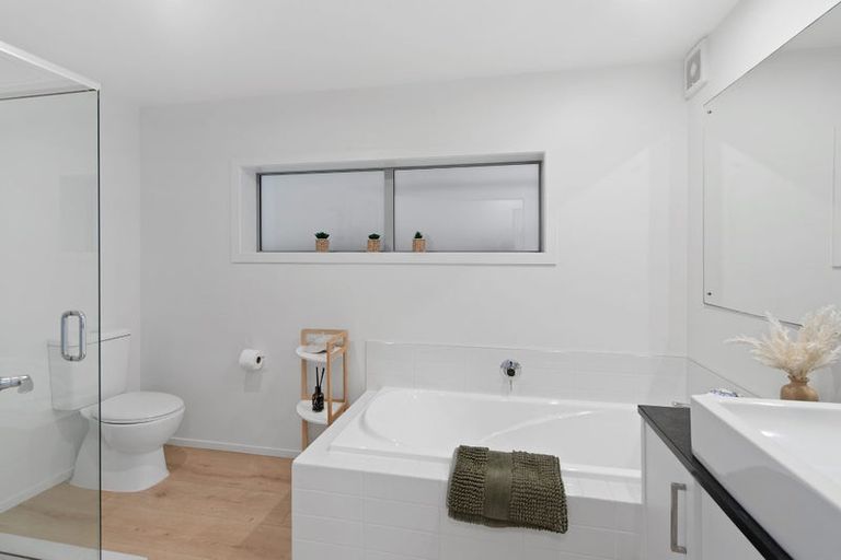 Photo of property in 18 Ridge Road, Waiake, Auckland, 0630