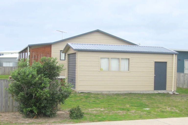Photo of property in 104 Sands Crescent, Matarangi, Whitianga, 3592