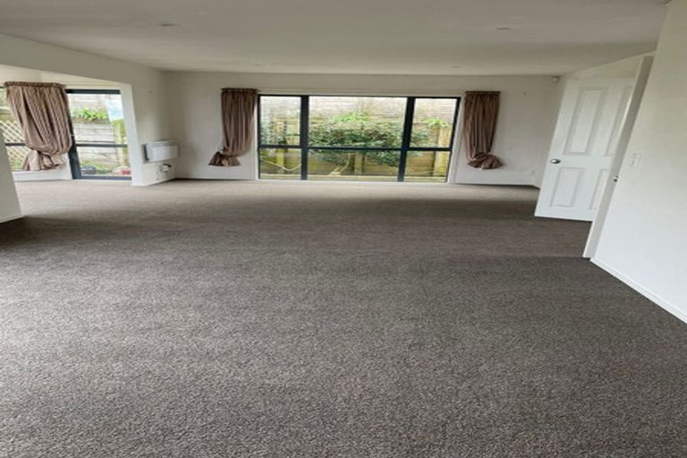 Photo of property in 8 Forbes Lane, Newlands, Wellington, 6037