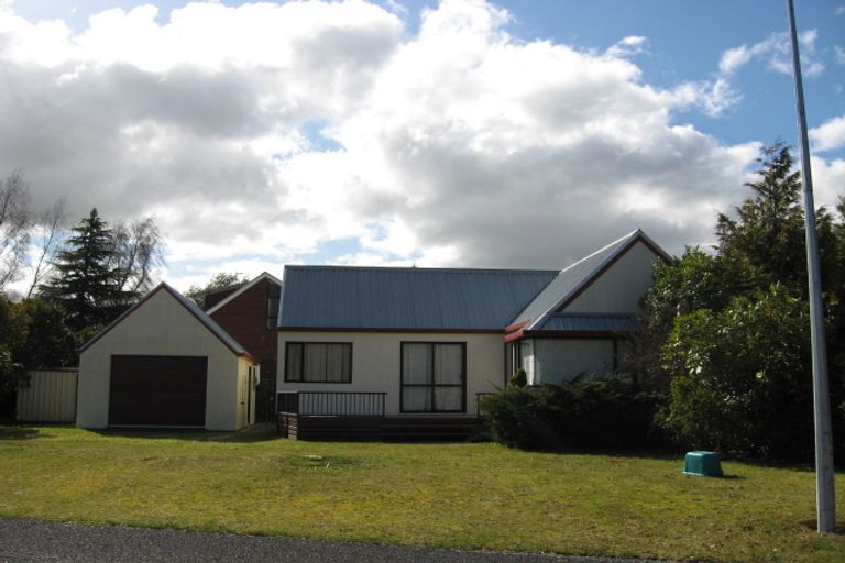 Photo of property in 14 Candu Lane, Kinloch, Taupo, 3377
