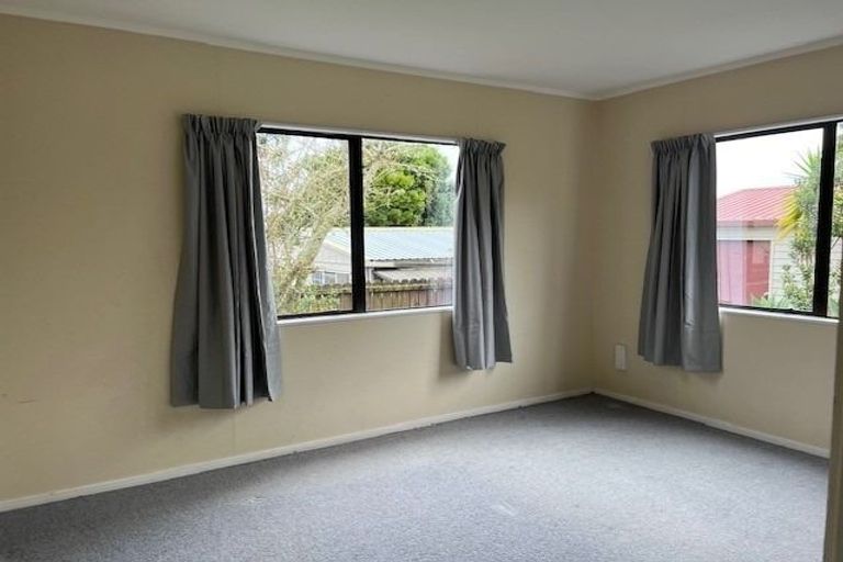 Photo of property in 32 Hassan Drive, Massey, Auckland, 0614