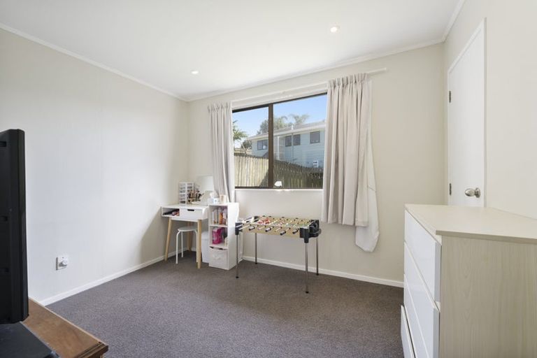 Photo of property in 12 Halloran Place, Massey, Auckland, 0614