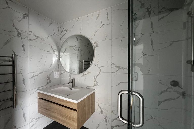 Photo of property in 21 Divich Avenue, Te Atatu South, Auckland, 0610