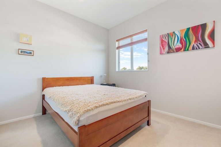 Photo of property in 2 Jammen Drive, Massey, Auckland, 0614