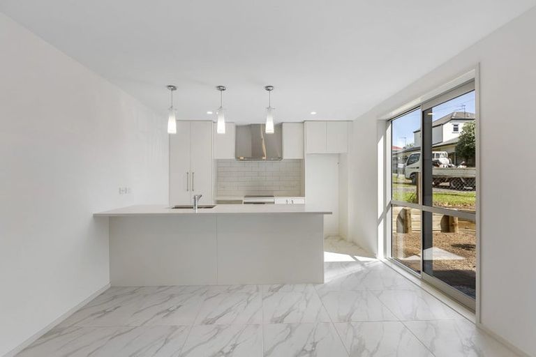 Photo of property in 47a Lynwood Road, New Lynn, Auckland, 0600