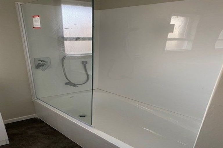 Photo of property in 20 Ocean View Road, Northcote, Auckland, 0627