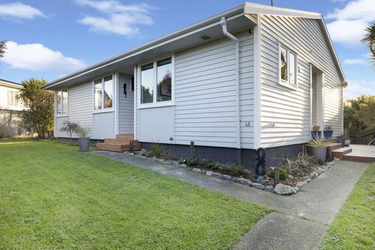 Photo of property in 22 Bartlett Grove, Tawa, Wellington, 5028