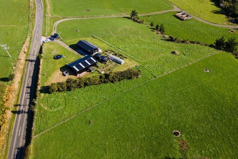 Photo of property in 237 Croydon Road, Midhirst, Stratford, 4394