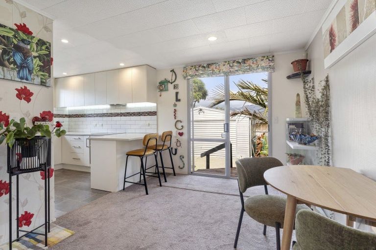 Photo of property in 6 Robert Grove, Paraparaumu, 5032