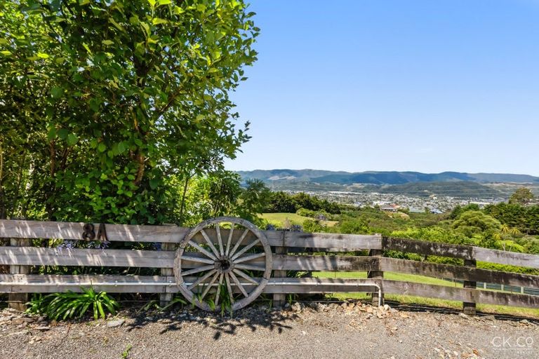 Photo of property in 8a Garrett Place, Riverstone Terraces, Upper Hutt, 5018