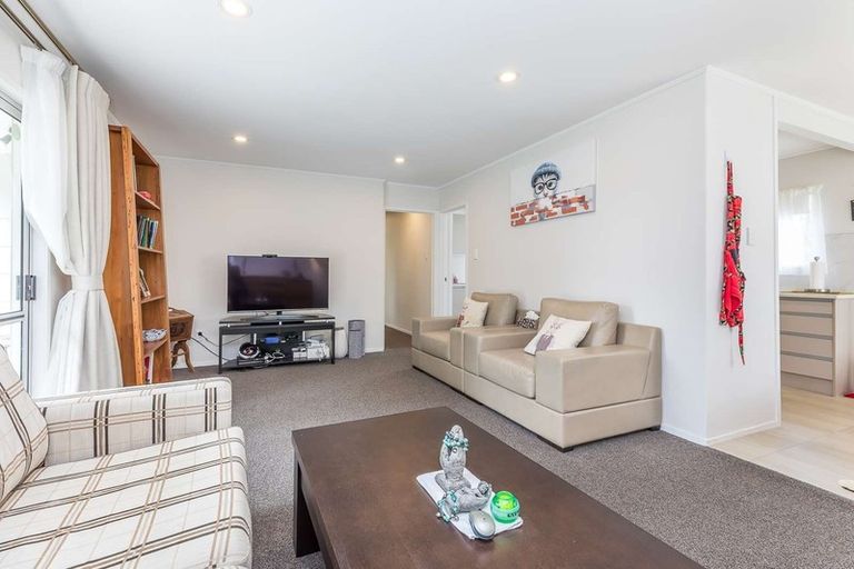 Photo of property in 17 Celeste Place, Totara Vale, Auckland, 0627