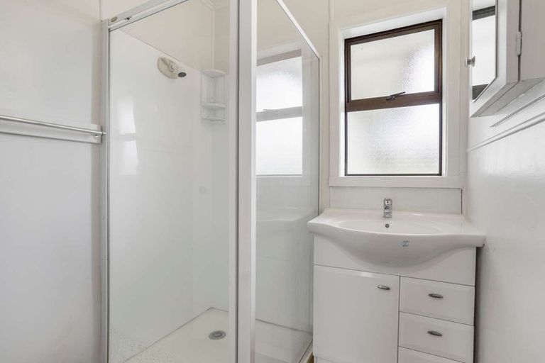 Photo of property in 6 Durham Street, Te Atatu Peninsula, Auckland, 0610