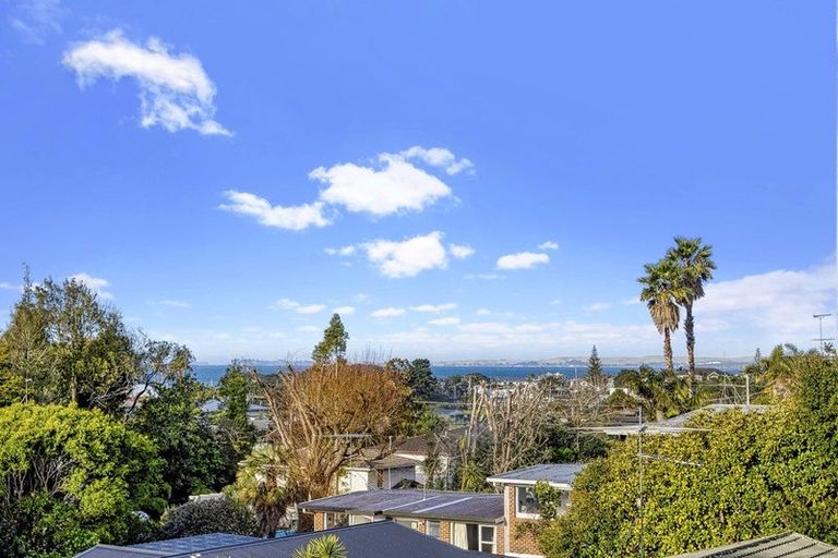 Photo of property in 2/10e Penning Road, Castor Bay, Auckland, 0620