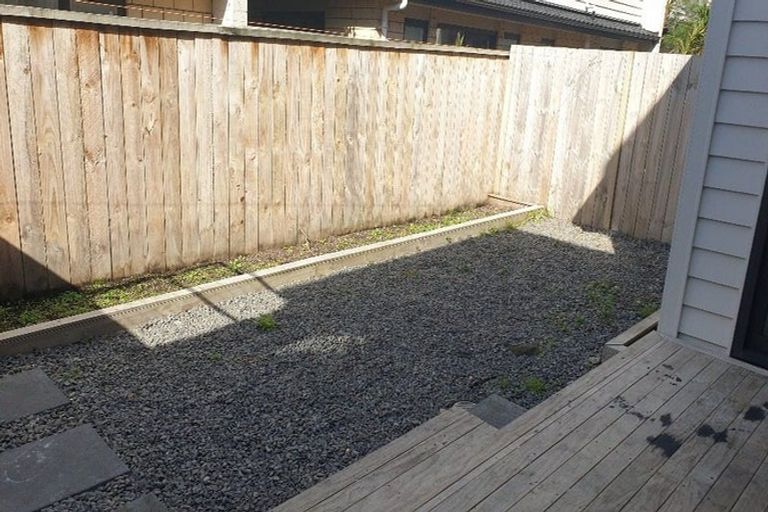 Photo of property in 16 Millcroft Lane, Ranui, Auckland, 0612