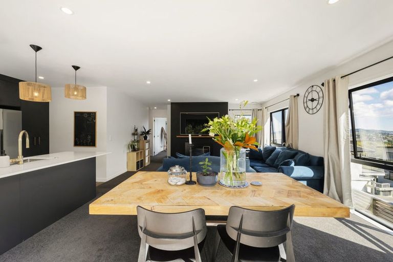 Photo of property in 7b Grumman Lane, Newlands, Wellington, 6037