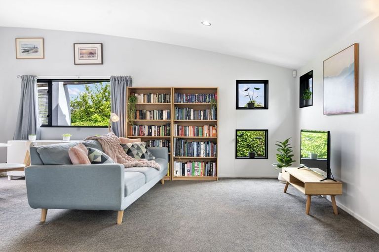 Photo of property in 9 Ginders Drive, Massey, Auckland, 0614