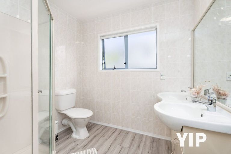 Photo of property in 3 Forbes Lane, Newlands, Wellington, 6037