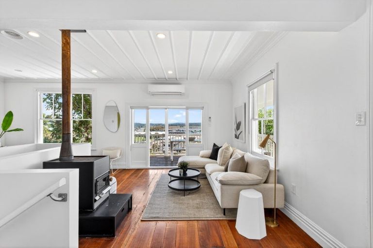 Photo of property in 1 Denholm Road, Hospital Hill, Napier, 4110