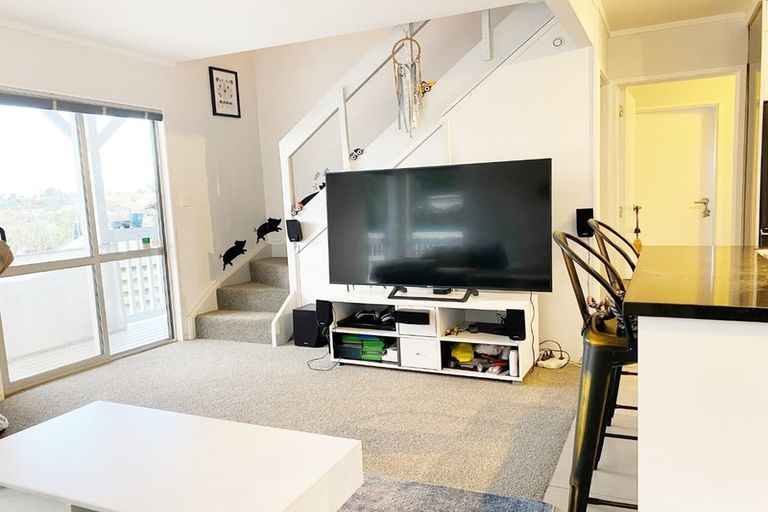 Photo of property in 43 Hutchinson Avenue, New Lynn, Auckland, 0600