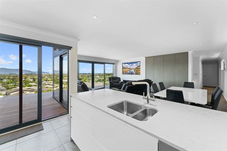 Photo of property in 95 Kakariki Grove, Waikanae, 5036
