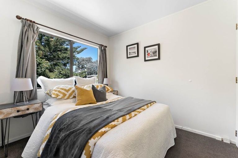 Photo of property in 2 Jonathan Place, Sunnynook, Auckland, 0620