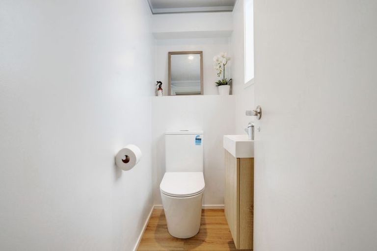 Photo of property in 2/5 Eugen Place, Bayview, Auckland, 0629