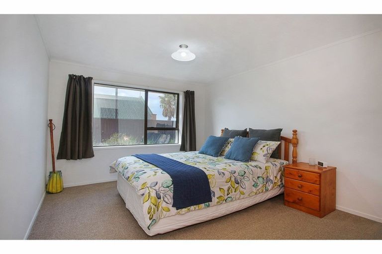 Photo of property in 1/470 Te Atatu Road, Te Atatu Peninsula, Auckland, 0610