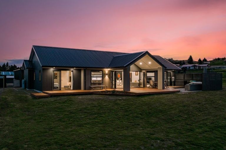 Photo of property in 5 Vickers Way, Acacia Bay, Taupo, 3385