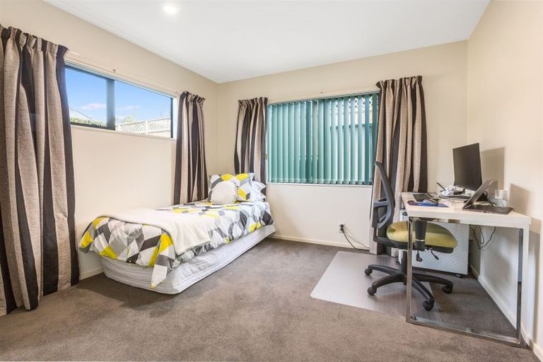 Photo of property in 22 Lanyon Place, Whitby, Porirua, 5024