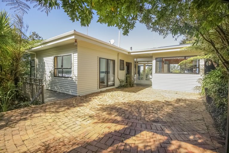 Photo of property in 10 Mceldowney Road, Titirangi, Auckland, 0604