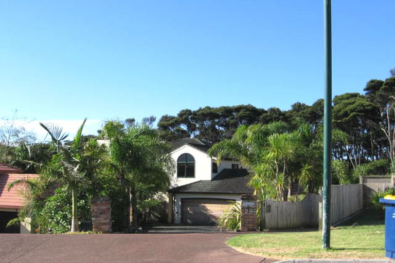 Photo of property in 28 Tyrico Close, Unsworth Heights, Auckland, 0632