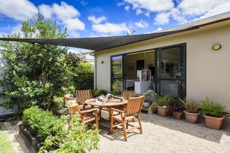 Photo of property in 30 Walton Street, Red Beach, 0932