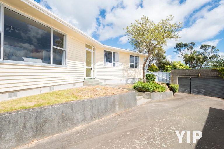 Photo of property in 8 Link Road, Newlands, Wellington, 6037