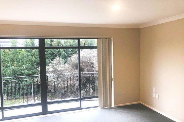 Photo of property in 60 English Oak Drive, Schnapper Rock, Auckland, 0632