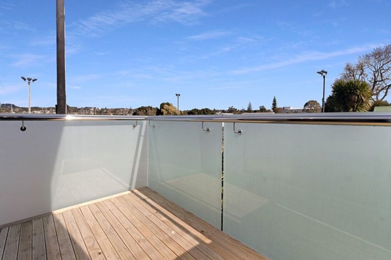 Photo of property in 2/3238 Great North Road, New Lynn, Auckland, 0600