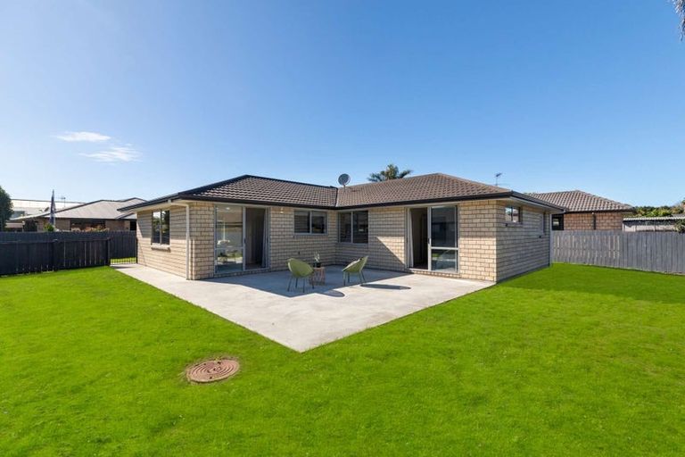 Photo of property in 16 Ripple Grove, Waiuku, 2123