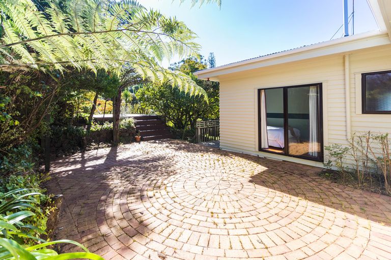 Photo of property in 10 Mceldowney Road, Titirangi, Auckland, 0604