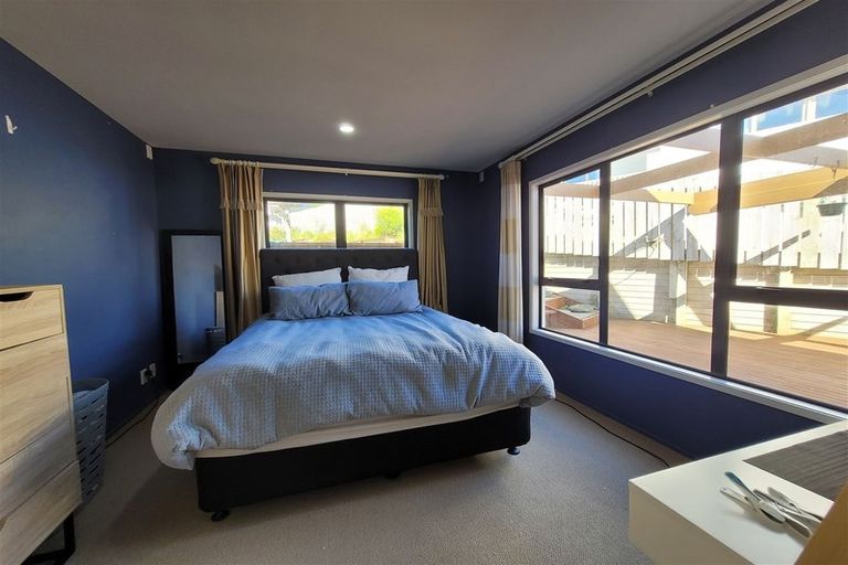 Photo of property in 28 Tamworth Crescent, Newlands, Wellington, 6037