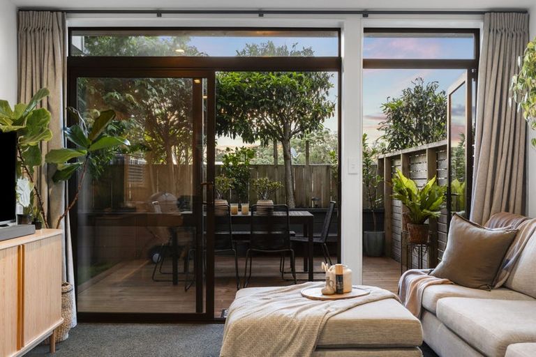Photo of property in 12/15 Chivalry Road, Glenfield, Auckland, 0629