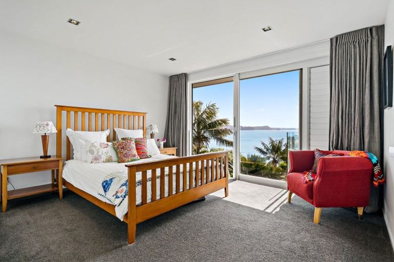Photo of property in 33 Chelverton Terrace, Red Beach, 0932