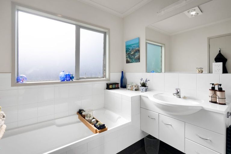 Photo of property in 2 Parkvue Drive, Bell Block, New Plymouth, 4312